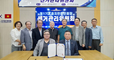 손인선 회장, 민경창 제17대 호치민한인회장 선거관리위원장으로부터 당선증 교부받아